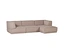 Ein hellbeiges, L-förmiges Modulsofa mit sichtbaren Nähten und einer Chaiselongue auf der rechten Seite.
