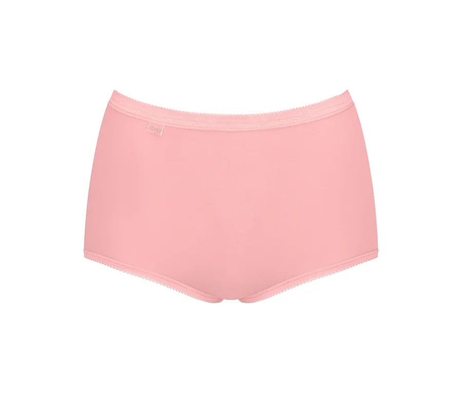 Ein einzelner rosafarbener sloggi Basic+ Maxi Slip mit Wellenkante an Bund und Beinöffnungen. Das sloggi-Logo ist am Bund sichtbar.