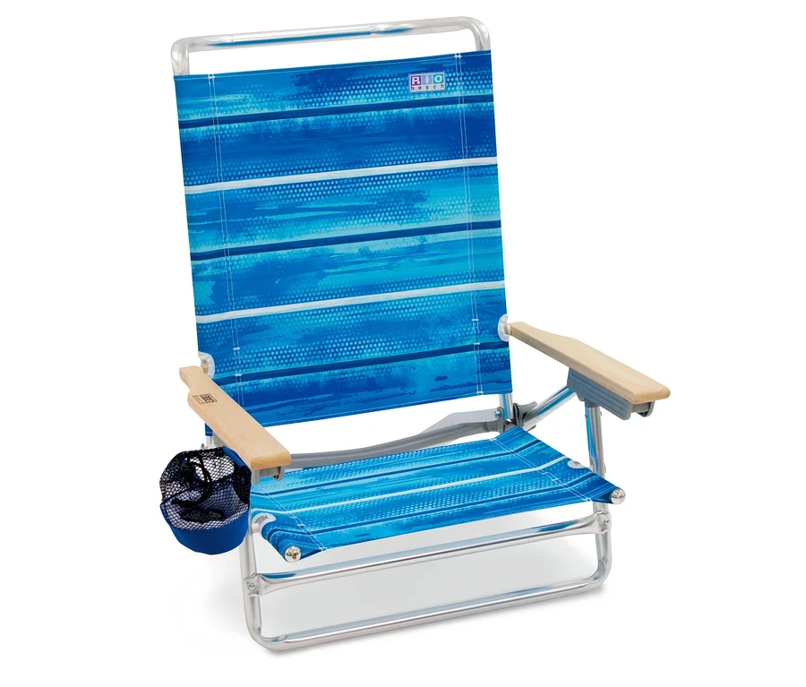 Rio-Brands-Aluminium-Strandstuhl »Lay Flat« mit blauen Streifen und Armlehnen aus Holz.