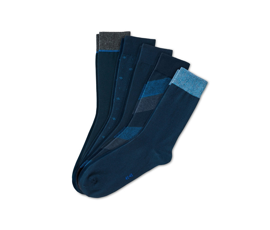 Auf einem weißen Hintergrund liegen 5 Paar Socken.