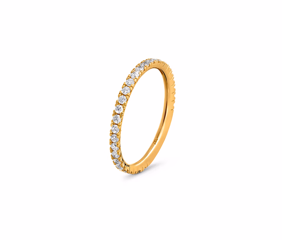 Nahaufnahme eines goldenen Eternity Rings mit Zirkonia.