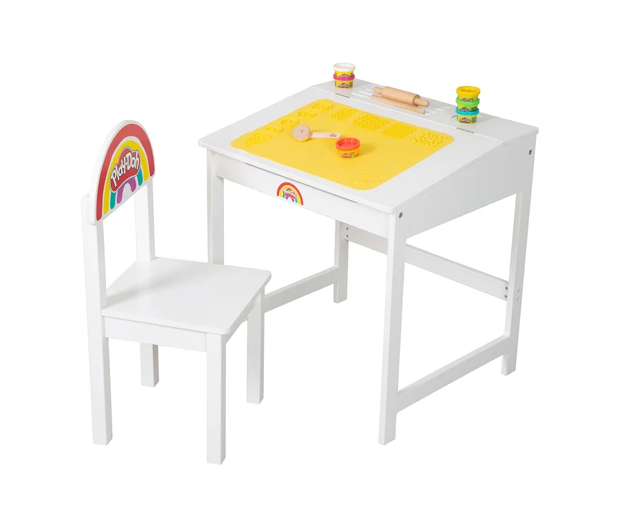 Weißer Kinderschreibtisch mit Stuhl und Play-Doh-Knete, Werkzeugen und gelber Matte. Auf dem Stuhl ist ein Play-Doh-Logo.