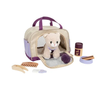 small foot Plüschkatze mit Tasche und Pflege-Set. Die hellbeige Plüschkatze mit lila Halsband sitzt in der offenen Tragtasche. Daneben liegen Holzkamm, Zange, Spielzeug-Thermometer, lila Pompon, Futternapf mit Leckerlis und Futterbehälter.