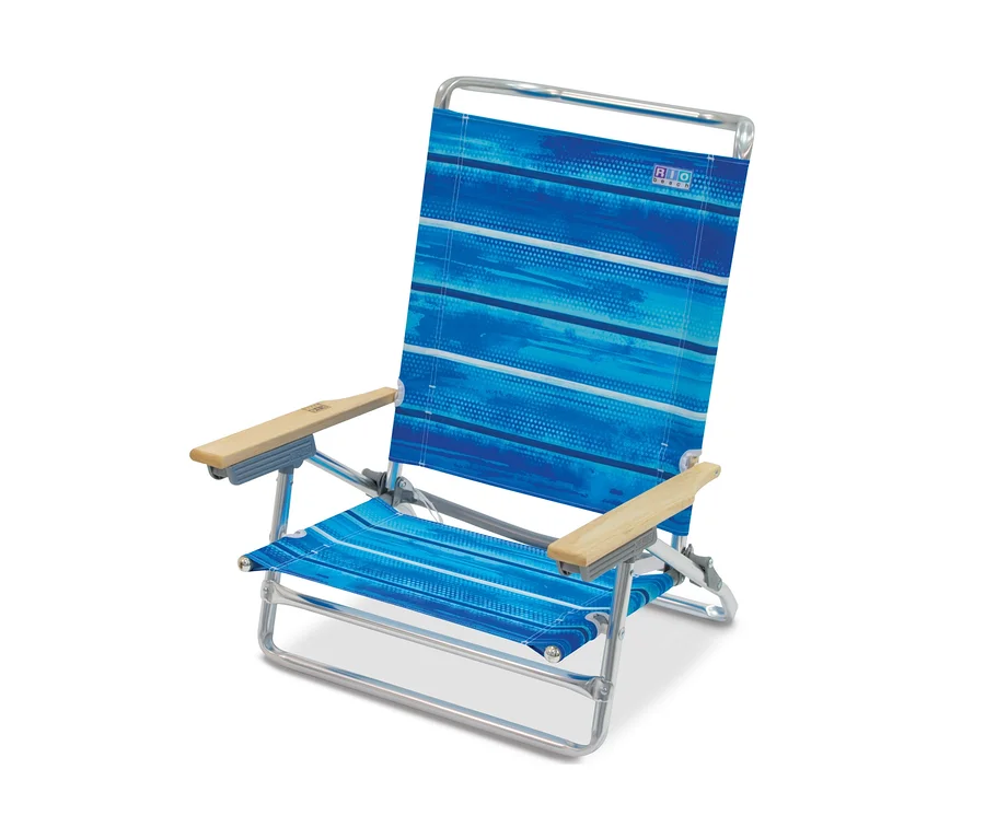 Rio Brands-Alu-Strandstuhl »Lay Flat« mit blau gestreiftem Sitz und Rückenlehne.