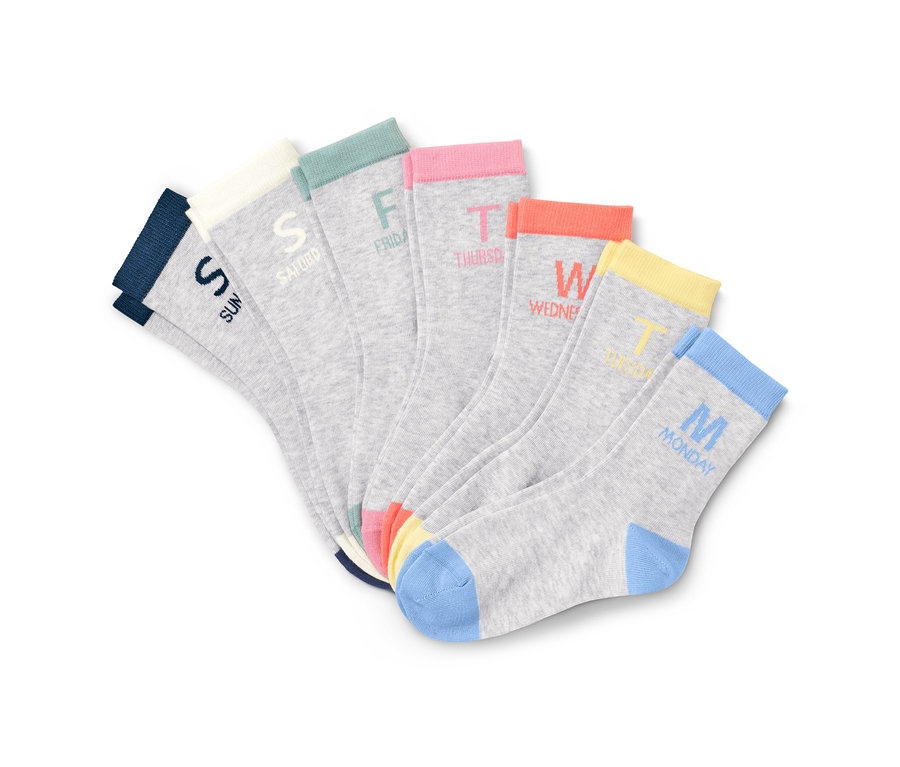Sieben Paar graue Socken mit farbigen Wochentagen.