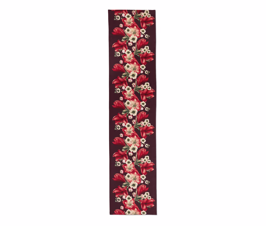 Tischläufer mit roten und weißen Blumen.