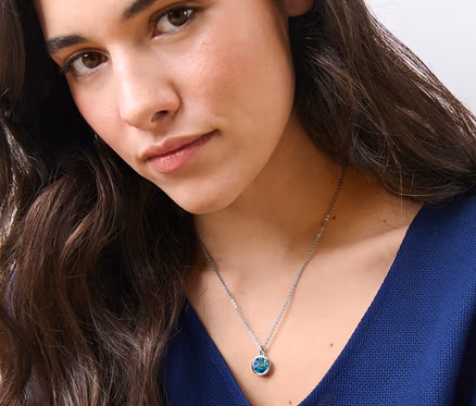 Frau trägt eine Kette mit Anhänger Blue Shades.