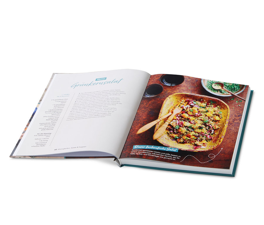 Aufgeschlagenes Kochbuch mit Rezept für Salat.
