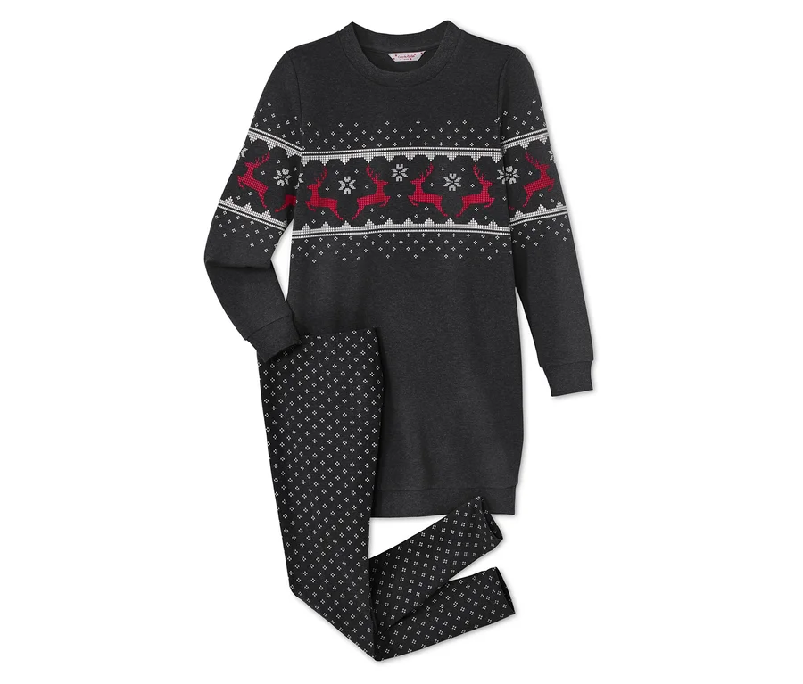 Grauer Pyjama mit weihnachtlichem Rentier- und Schneeflockenmuster und schwarze Leggings mit weißen Punkten.