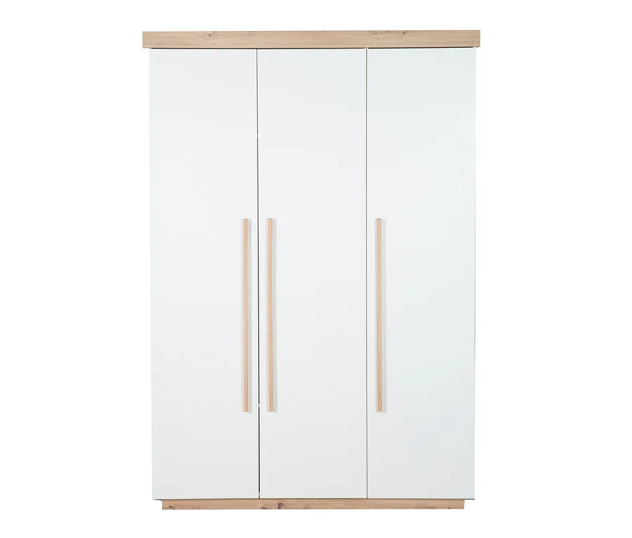 Weißer dreitüriger Kleiderschrank des Roba Lumo Kinderzimmer-Sets mit hellen Holzgriffen und -akzenten.