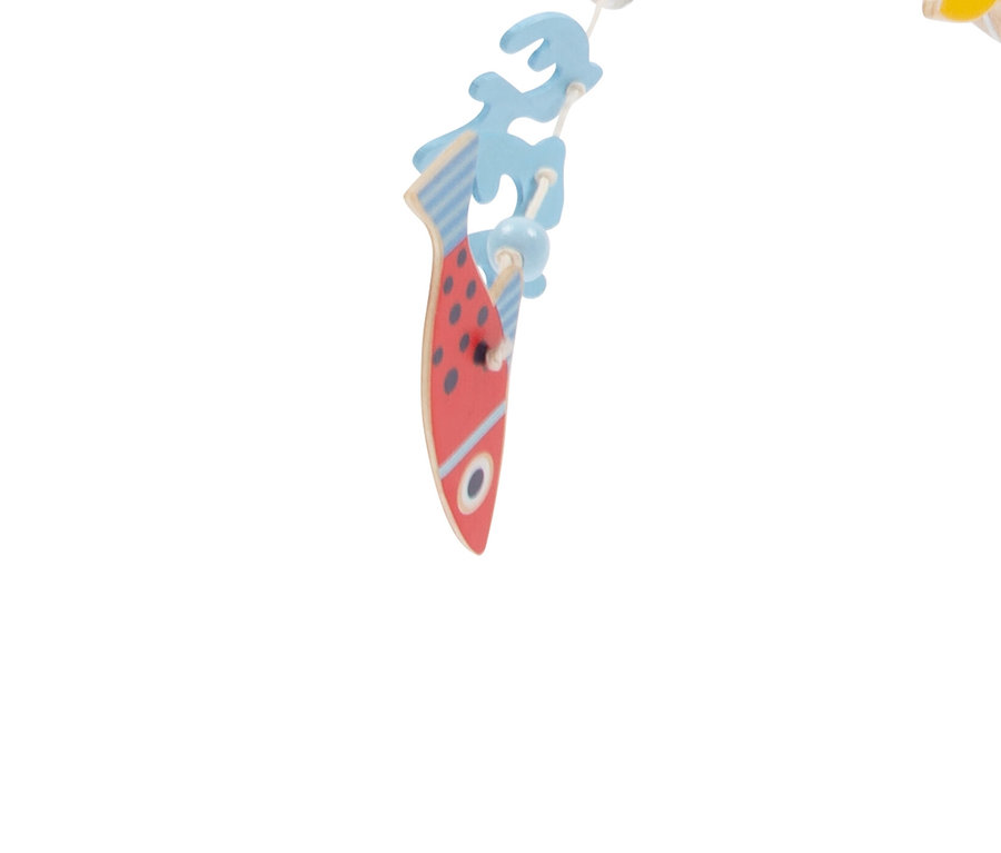 Ein hölzernes small foot Mobile mit Halterung "Seaside" mit Wal- und Fischmotiven.