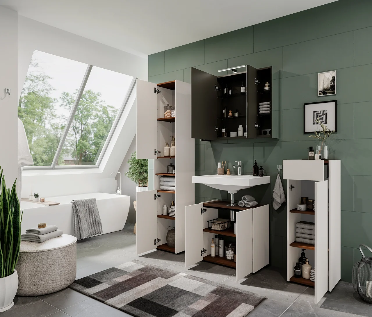 Modernes Badezimmer mit einer freistehenden Badewanne unter einem großen Dachfenster und mehreren weißen Badschränken mit offenen Türen, die Holzregale und Badartikel zeigen. Ein weißes Waschbecken ist über dem Waschbeckenunterschrank »Wadena«, Kaschmir/Nussbaum, montiert, darüber hängt ein Spiegelschrank. Der Boden ist grau gefliest und mit einem gemusterten Teppich ausgelegt.