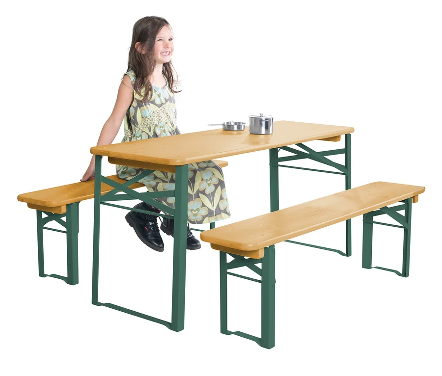 Mädchen sitzt an roba Outdoor-Party-Garnitur für Kinder mit Topf.