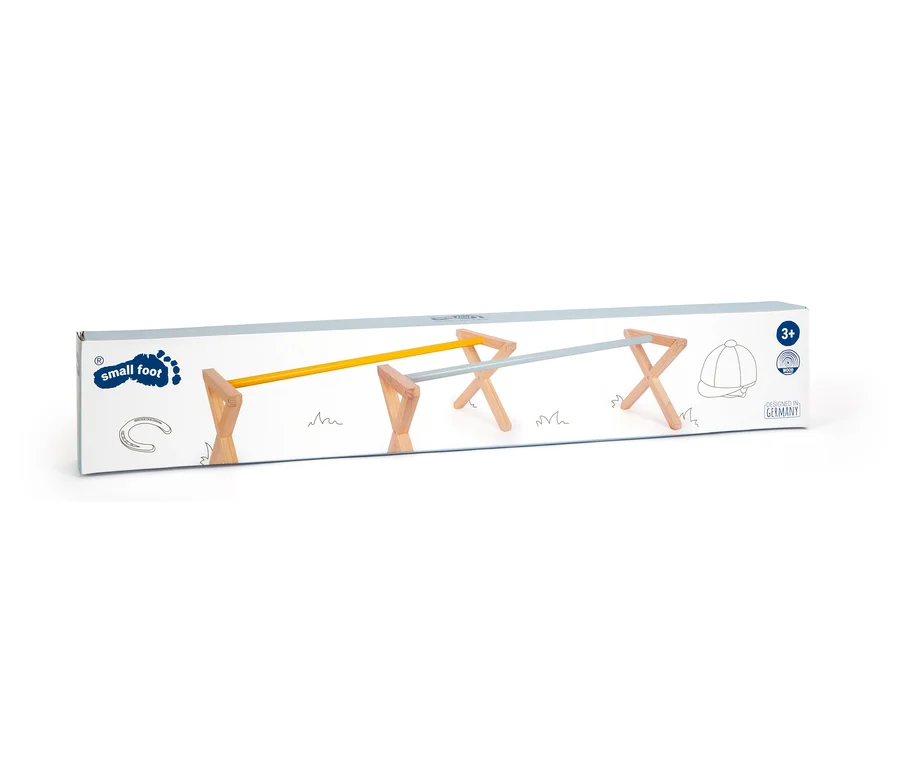 Verpackung des small foot Cavaletti-Hindernis-Sets mit gelber und grauer Stange auf Holzständern.