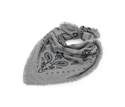 Graues Strick-Bandana aus Wolle und Kaschmir mit schwarzem Paisley-Muster, Fransenrändern und einem Knoten.