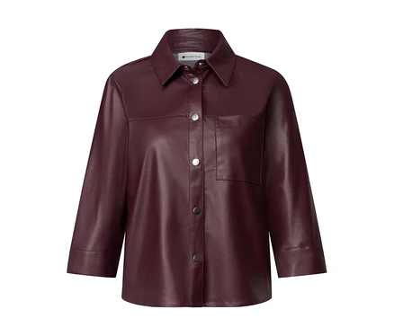 Dunkelrote Kunstleder Street One 3/4-Arm-Bluse mit klassischem Kragen, silbernen Druckknöpfen und einer Brusttasche.