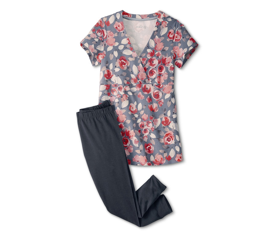 Ein 3/4-Pyjama mit einem geblümten Oberteil und dunklen Leggings.