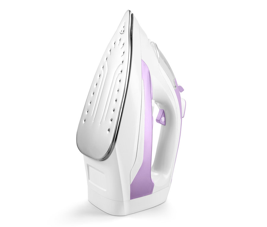 Ein weißes und lila kabelloses Dampfbügeleisen steht auf einem weißen Hintergrund.