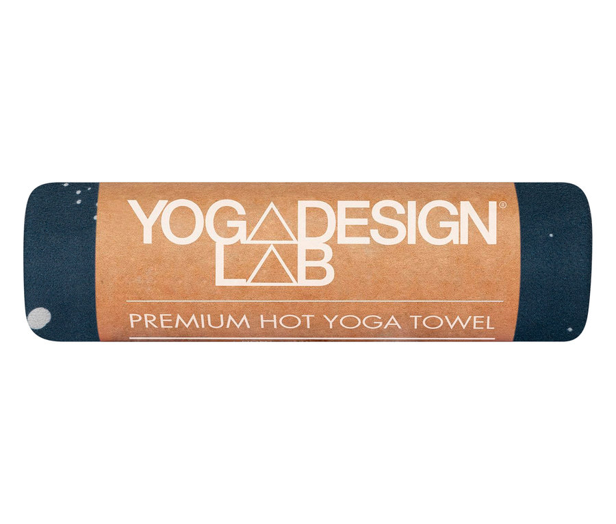Ein zusammengerolltes marineblaues Yoga Design Lab Premium Hot Yoga Towel mit brauner Verpackung.