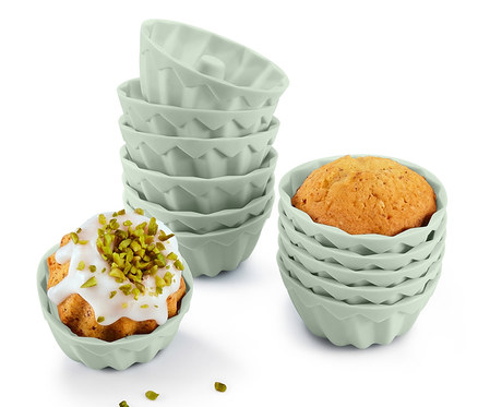 Zwölf Mini-Gugelhupfformen, einige mit Gugelhupf, auf weißem Hintergrund.