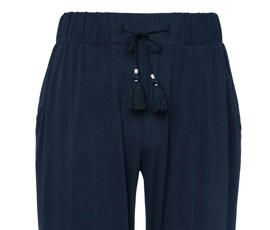 Detail einer 3/4-Jerseyhose mit Zierquasten.