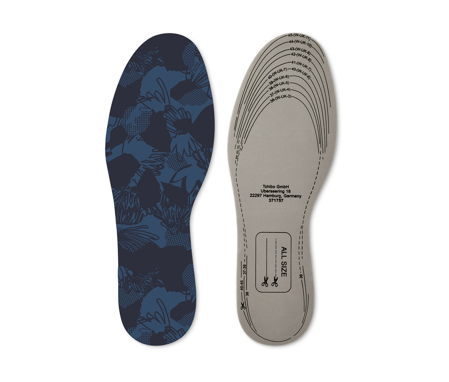 Zwei viskoelastische Einlegesohlen, eine mit blauem Blumenmuster, die andere grau mit Größenangaben.