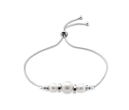 Silberarmband mit Muschelkernperlen auf weißem Hintergrund.
