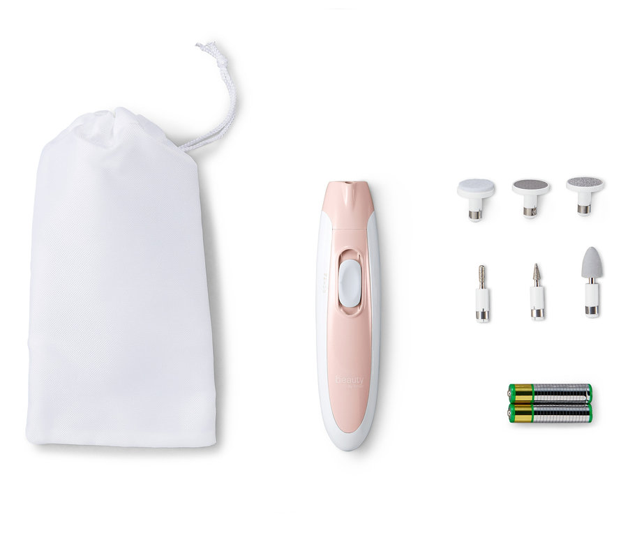 Ein Maniküre- und Pediküre-Gerät mit weißem Beutel, Aufsätzen und Batterien.