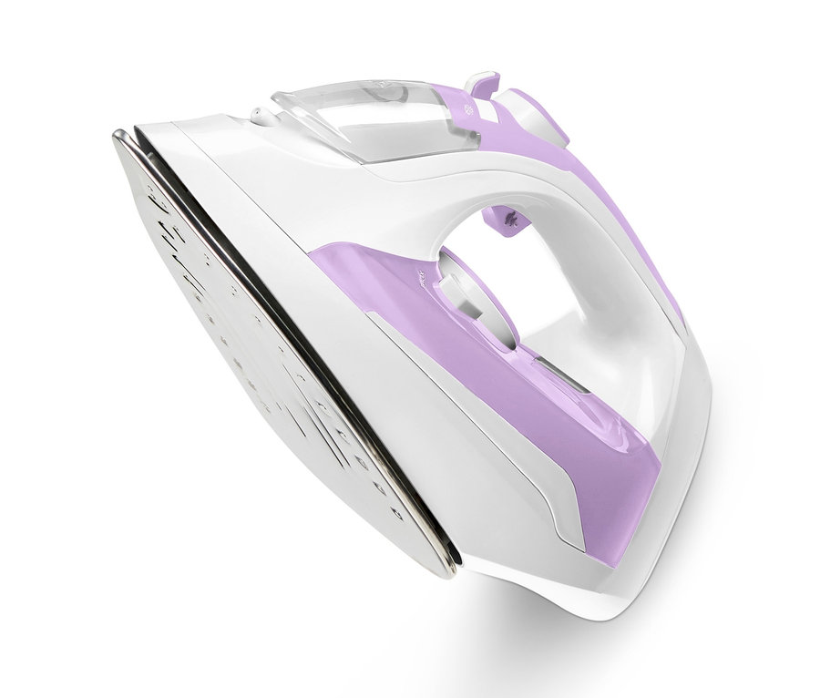 Ein weißes und lilafarbenes kabelloses Dampfbügeleisen.
