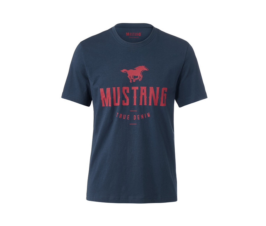 Ein marineblaues T-Shirt »Mustang« mit kurzen Ärmeln und einem roten Pferde-Logo.