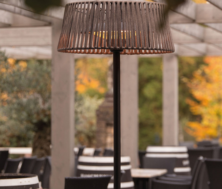 Sunred-Stand-Heizstrahler »Artix Corda« auf einer Terrasse.