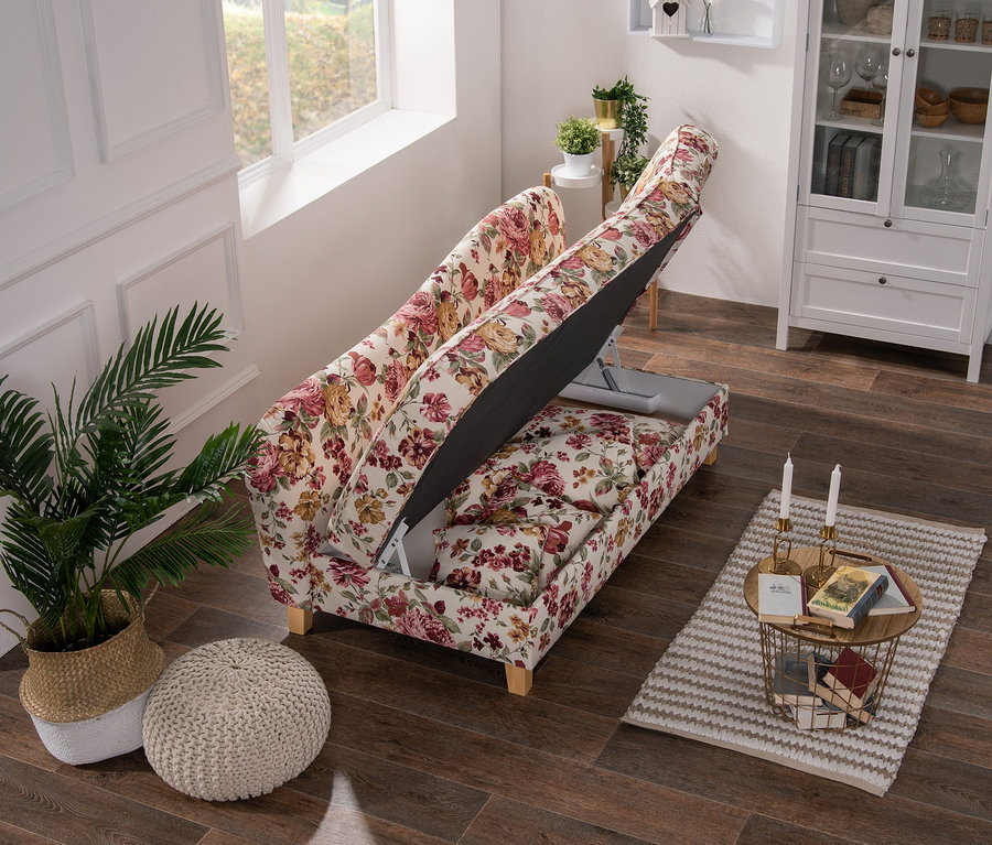 Blumenmuster Recamiere "Saturn" mit Stauraum, rechts, teilweise geöffnet, steht im Wohnzimmer.