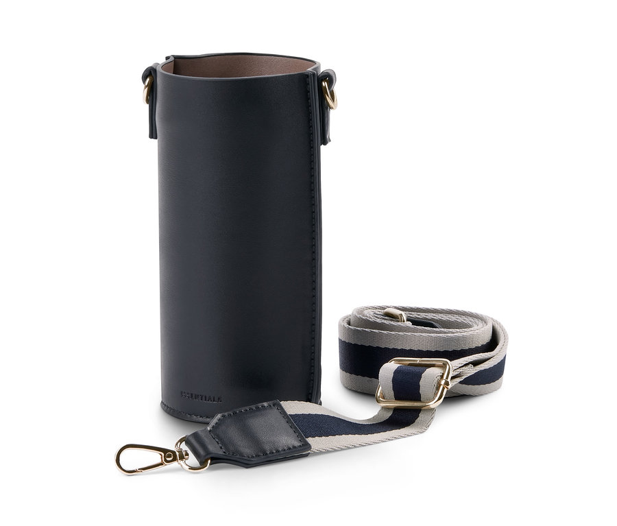 Eine schwarze Bottle-Bag mit Riemen liegt daneben auf einem weißen Hintergrund.