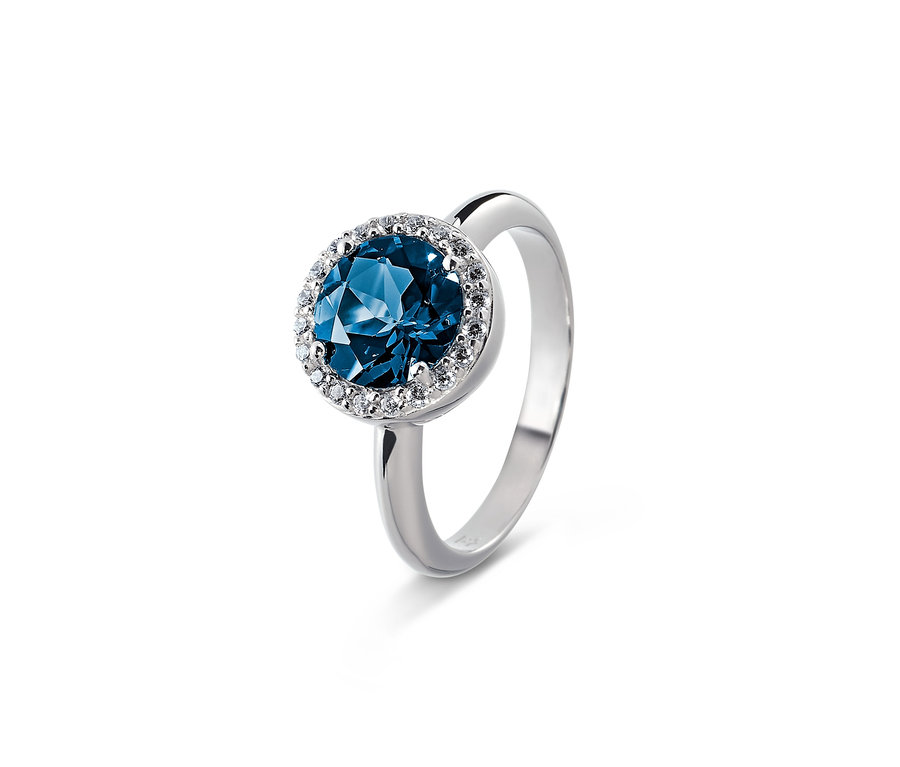 Detailaufnahme eines Rings aus 925er Silber, rhodiniert, mit Topas und Zirkonia.