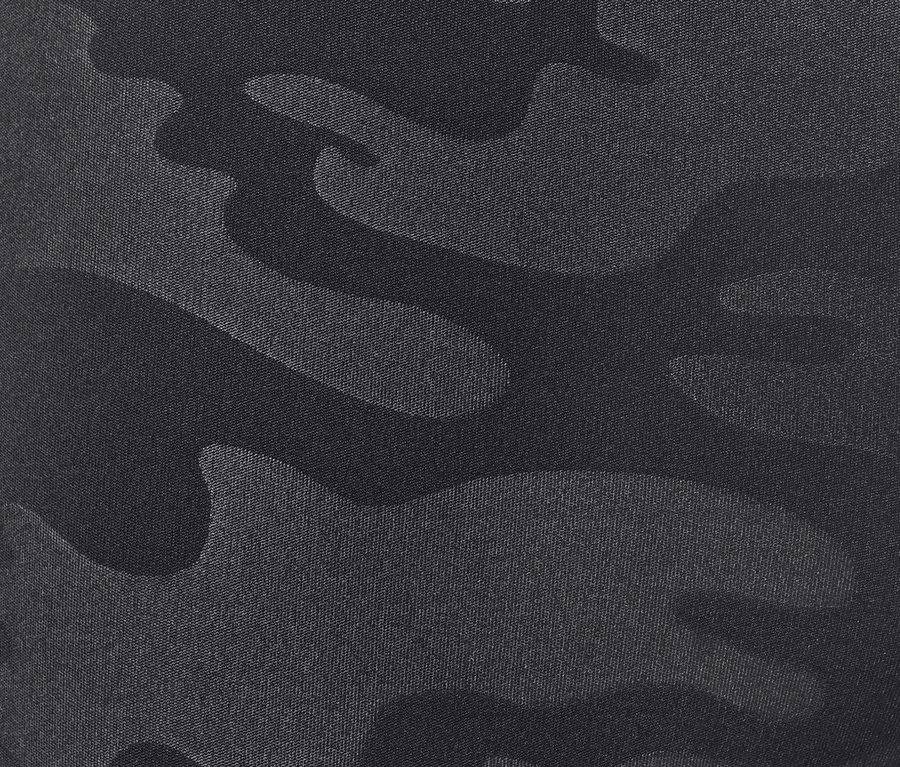 Detailaufnahme einer Sporttight mit Tarnmuster.