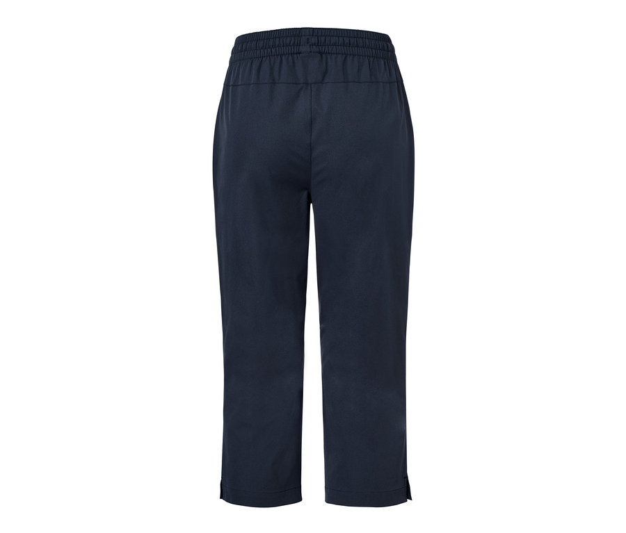 Von hinten sind dunkelblaue Softshell-Funktionscapris zu sehen.