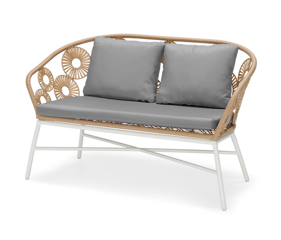 Bank mit Blumenmuster und zwei grauen Kissen.