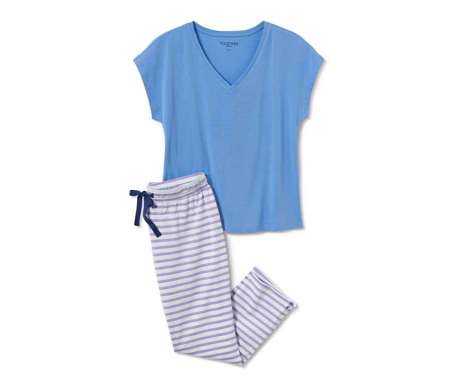 Blauer Pyjama mit Kurzarm-T-Shirt und gestreifter Hose.