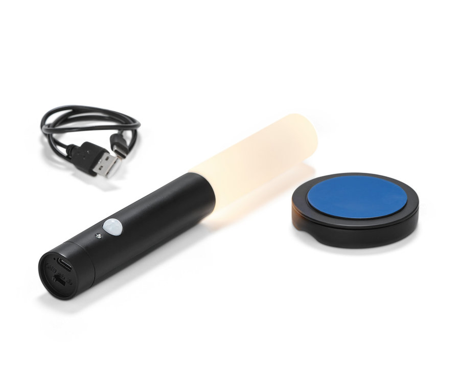 Eine schwarze LED-Multifunktionsleuchte mit Akku, ein Ladekabel und eine Basis auf einem weißen Hintergrund.