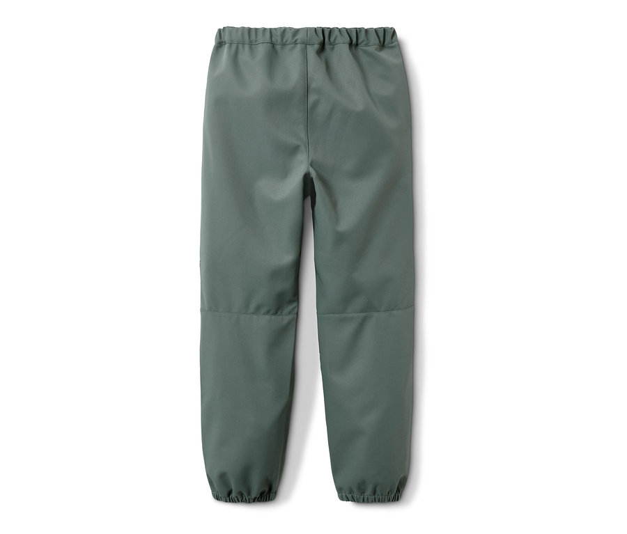 Eine grüne Softshell-Hose auf weißem Hintergrund.