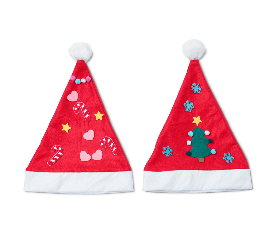 Zwei rote DIY-Weihnachtsmützen mit weißem Rand und Bommel, verziert mit Weihnachtsmotiven.