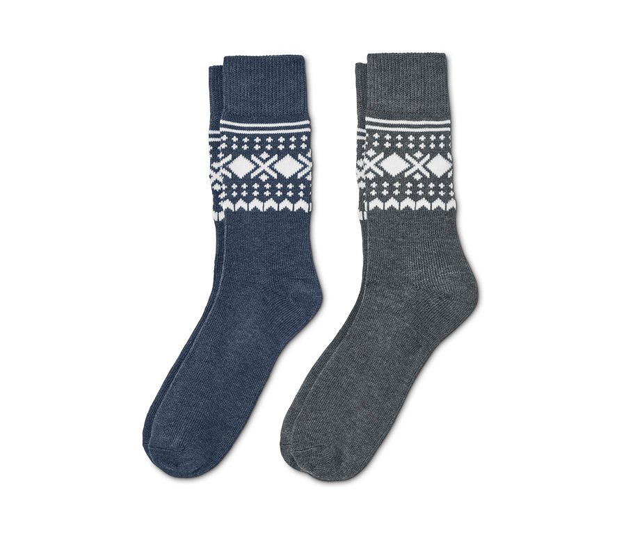 Zwei Paar Jacquard-Socken, eins blau mit weißem Muster, eins grau mit weißem Muster.