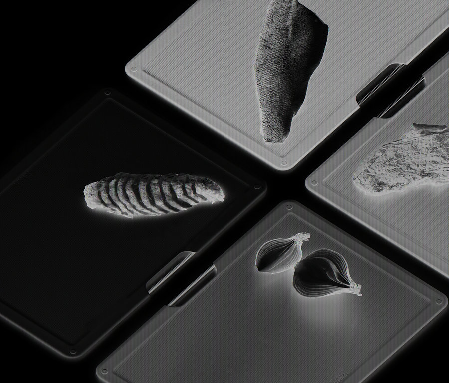 Vier verschiedenfarbige Joseph Joseph Schneidebrett-Sets »Folio« mit verschiedenen Lebensmitteln.