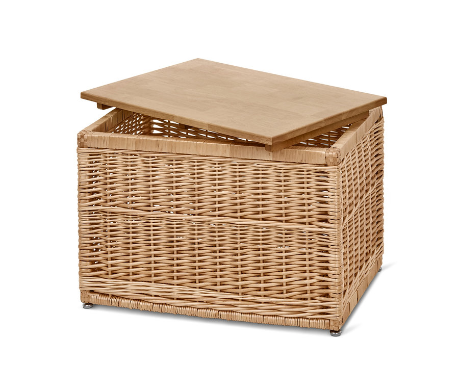 Eine teilweise geöffnete Truhe aus Geflecht mit einem Holzdeckel.