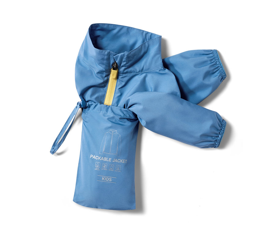 Eine hellblaue Packable-Funktionsjacke mit gelbem Reißverschluss.