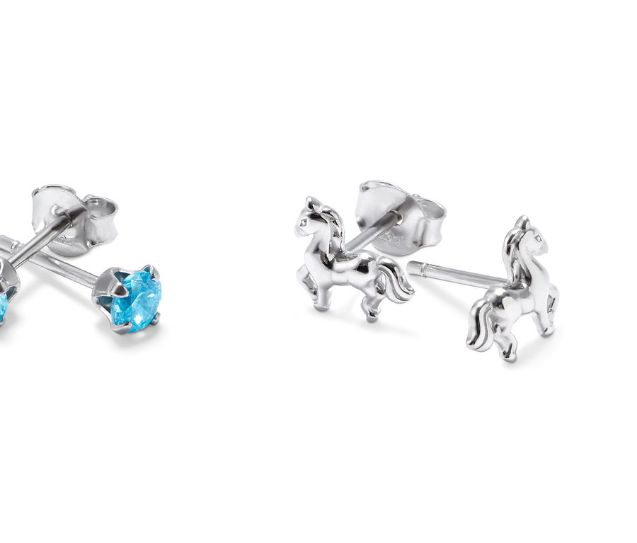 Zwei Paar Ohrstecker aus 925er Silber: Ein Paar mit blauem Edelstein, das andere in Pferdeform.