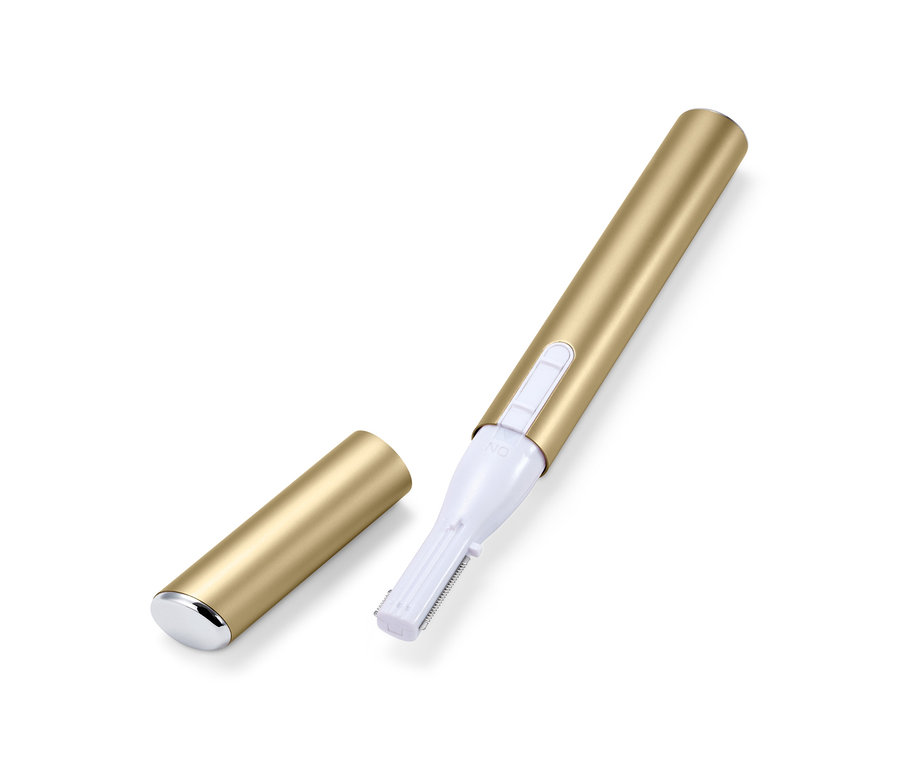 Ein goldener, elektrischer Augenbrauen-Trimmer mit abnehmbarer Kappe liegt auf einem weißen Hintergrund.