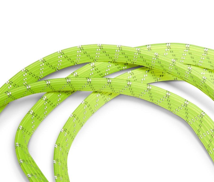 Ein grüner Fahrrad-Spanngurt, der auf einem weißen Hintergrund aufgerollt ist.