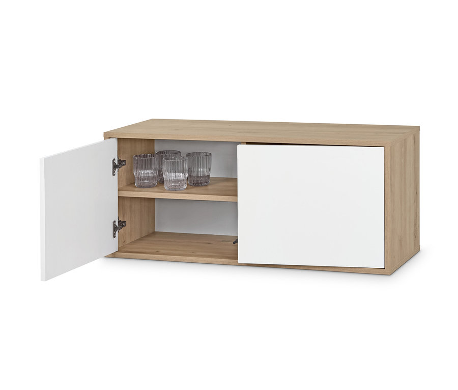 Offener Wandhängeschrank mit weisser Tür, innen Gläser.