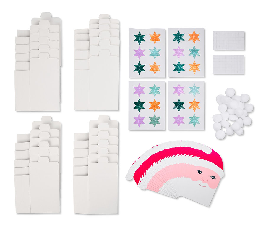 DIY-Adventskalender-Set mit weißen Umschlägen, Aufklebern mit Zahlen, Wattebällchen und Weihnachtsmannkarten.